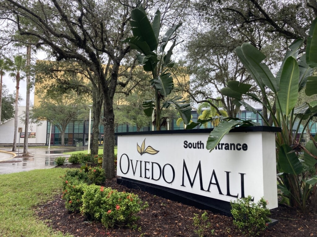 Image of one of the Oviedo Mall entrances.