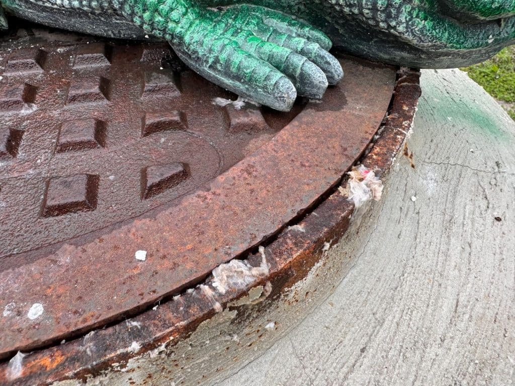 Manhole cover wastewater